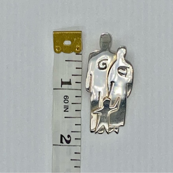 Two Parents and Child Family Pin - Picture 4 of 8